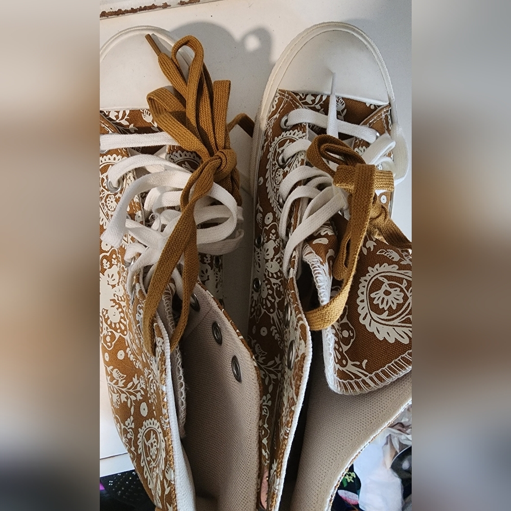 Converse All Stars Womens High-Top Sneakers -  Rare Brown and White Paisley 9 - Picture 2 of 6